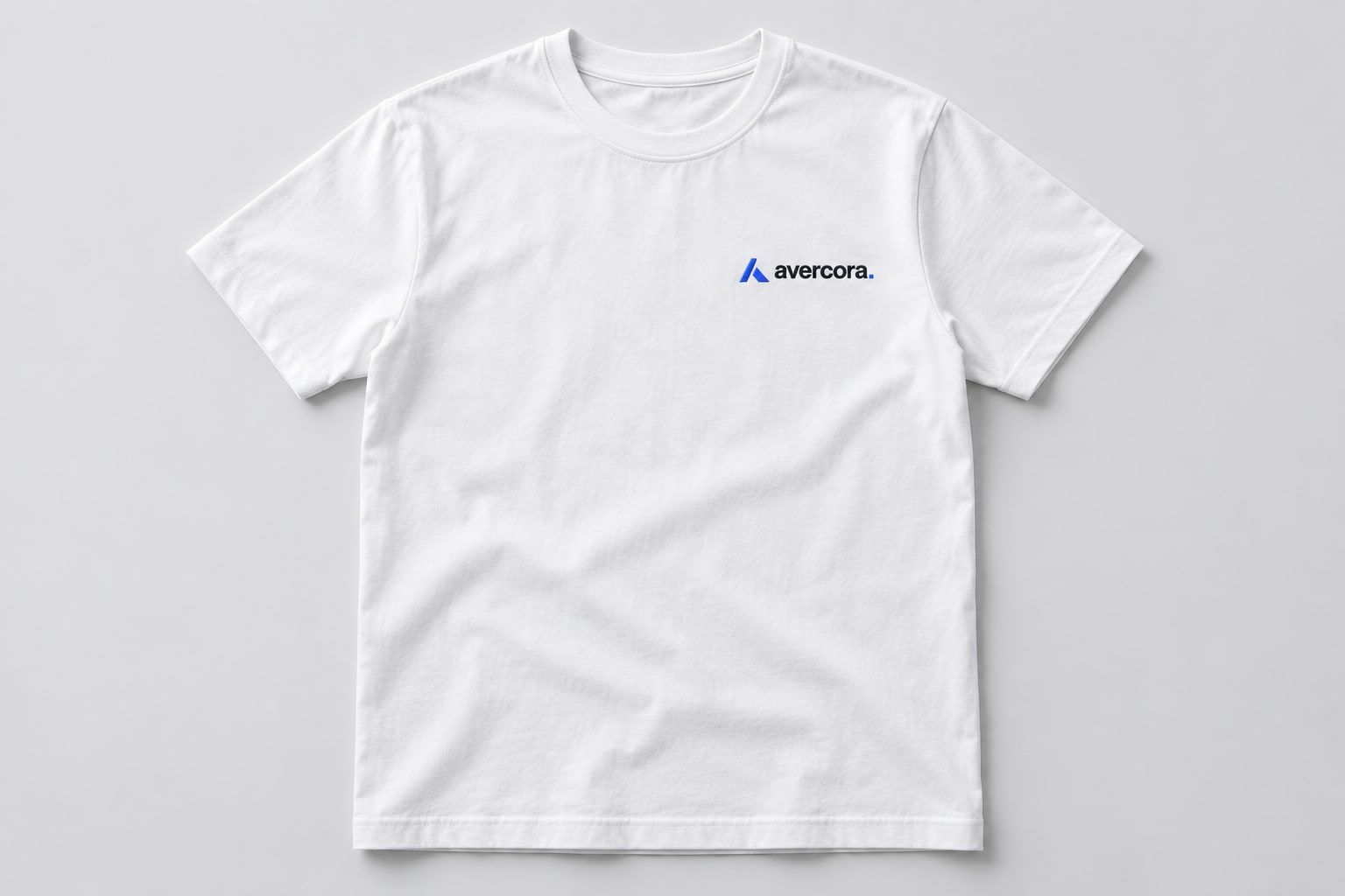 Conceito: camiseta branca com a logo bordada