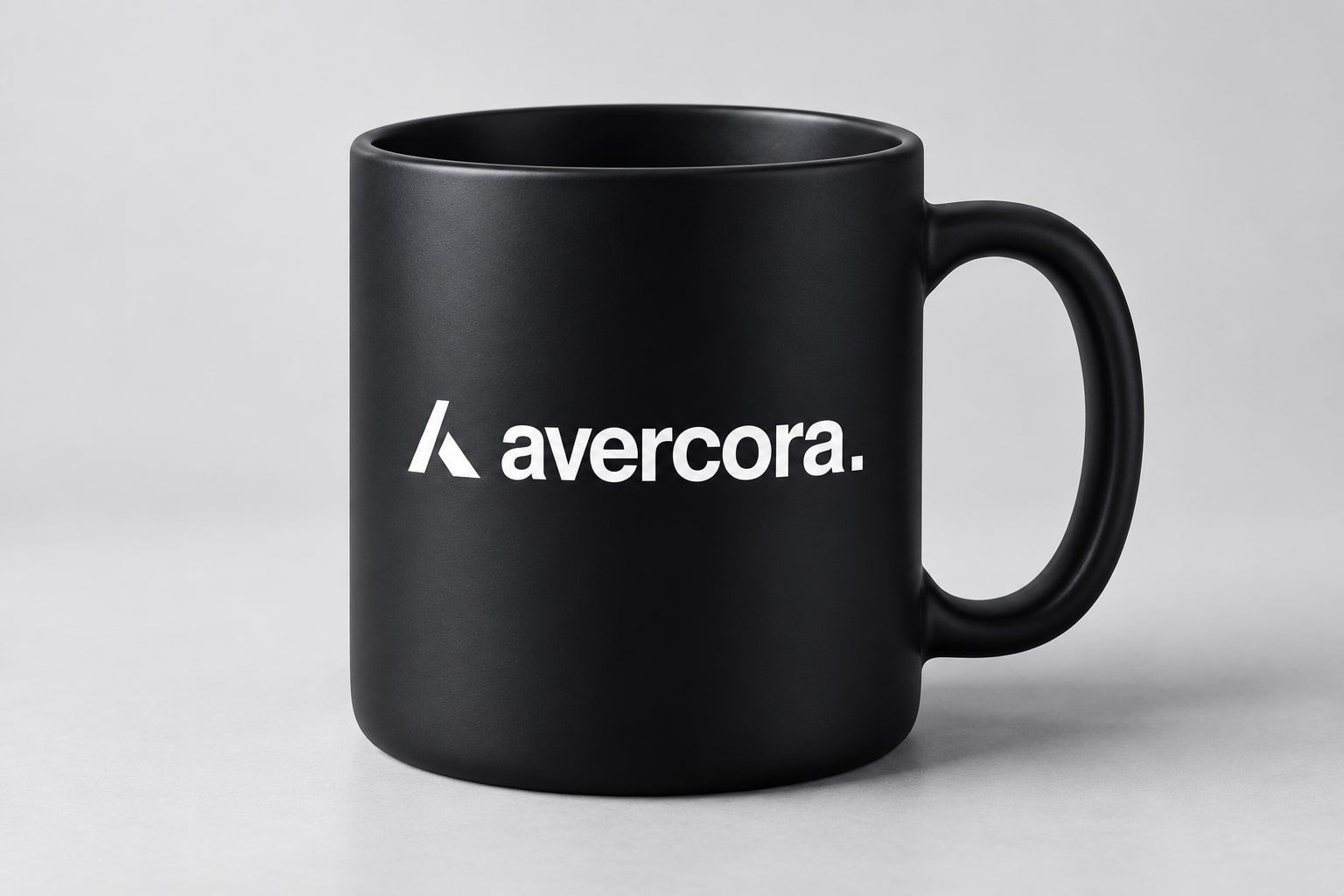 Conceito: caneca preta com a logo em branco